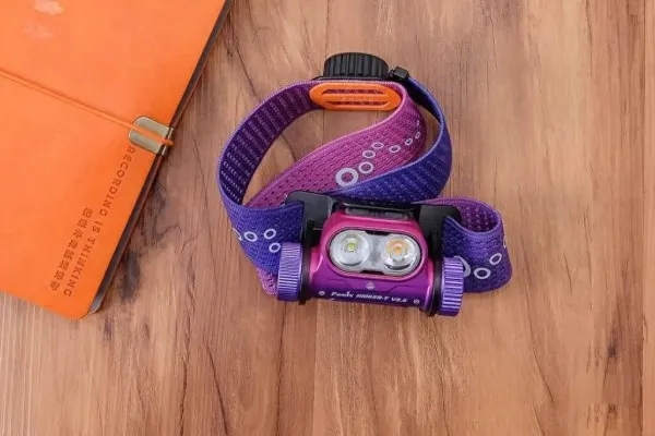 Уцененный товар Налобный фонарь Fenix HM65R-T V2.0 небула(Поврежденная, сильно треснутая упаковка)